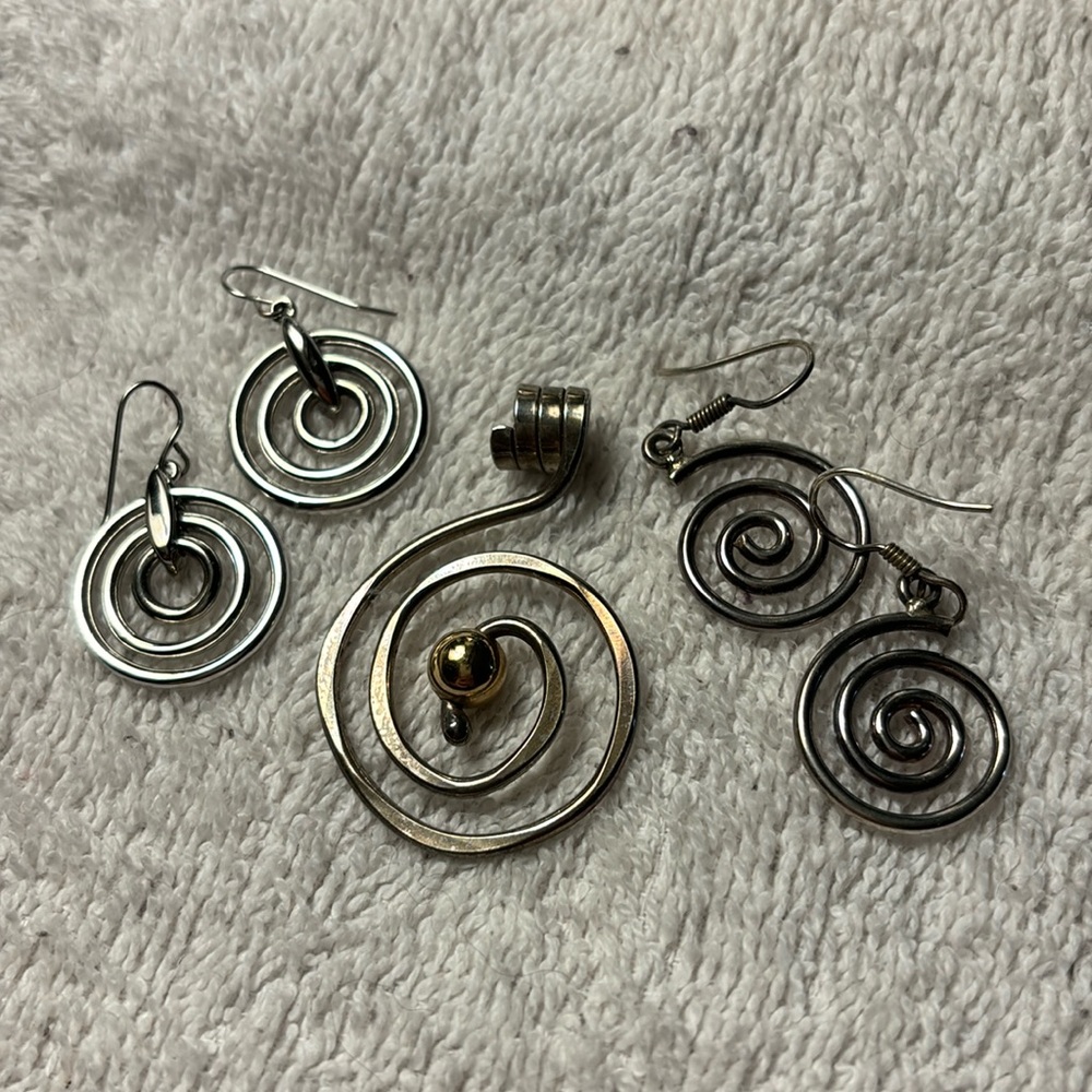 Bundle silver tone swirl earrings (2 pairs) & (2) pendant gold tone bead